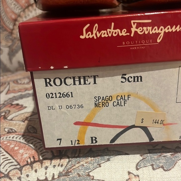 Vintage Salvatore Ferragamo cream  and Black classic pumps - Picture 2 of 9